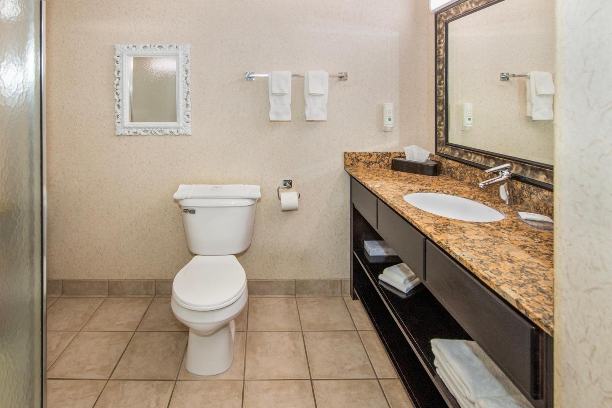 Quality Inn & Suites Lethbridge Exteriör bild