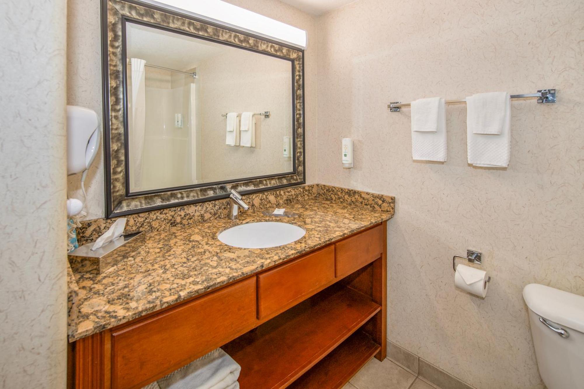 Quality Inn & Suites Lethbridge Exteriör bild